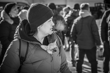 Dnipro, Ukrayna - 12 Mart 2022 Tren İstasyonu, kadın, köpek, ceket, yardım, mülteciler, kuyruk, insanlar, aileler, çocuklar, bekleme, insani yardım, çadır, tahliye