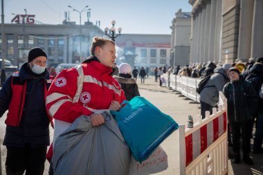 Dnipro, Ukrayna - 12 Mart 2022 Gönüllüler, tren istasyonu, kırmızı, haç, insani yardım, yardım, halk, Ukrayna,