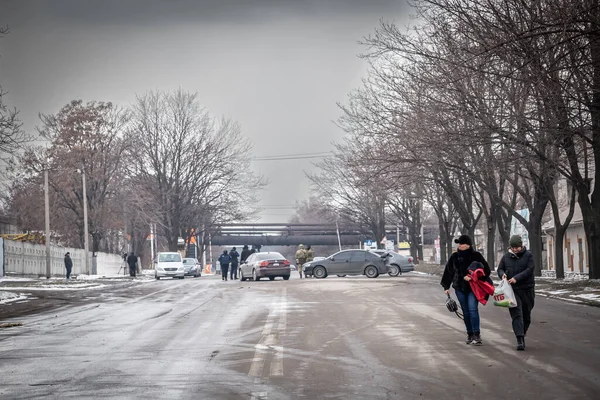 Dnipro, Ukrayna Mar 11, 2022: mahalle, roket, ev, yangın, bomba, çatışma, insanlar,