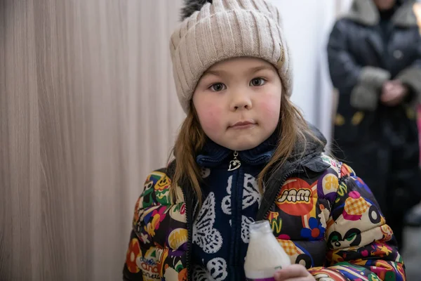 Dnipro, Ukrayna - 16 Mart 2022 Gönüllüler, küçük kız, mülteciler, yüz, yüz, sığınma, insanlar, merkez, aileler, insani yardım, yardım, halk, Ukrayna,
