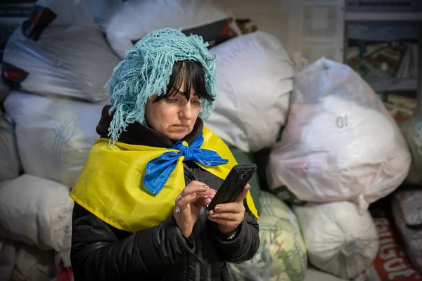 Dnipro, Ukrayna - 12 Mart 2022 Gönüllüler, kadın, insani yardım, merkez, yardım, halk, bayrak, Ukrayna,