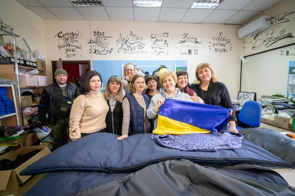 Dnipro, Ukrayna - 16 Mart 2022 Atölye, sahibi, grup, elbise, savaş, üretim, uyku tulumu, ceket, kazak,