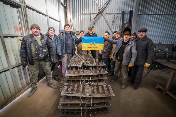 Dnipro, Ukrayna - 16 Mart 2022 Atölye, kaynakçı, çiviler, kemerler, savaş, üretim, grup, halk, savunma