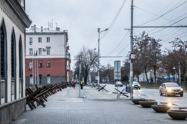Dnipro, Ukrayna - 15 Aralık 2022 İstihkam, barikatlar, bariyerler, koruma, sokaklar, arabalar, savaş, Ukrayna