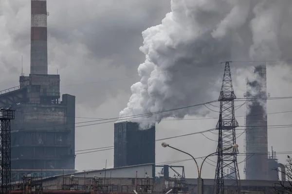 Mariupol, Ukrayna - 24 Şubat 2022 Köprü, nehir, fabrika, çelik fabrikası, bombalama, yağmur, duman, baca, sanayi, demir fabrikası,