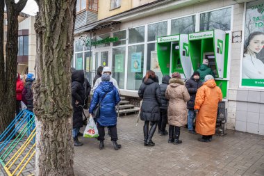 Mariupol, Ukrayna 24, 2022: cephe, halk, ATM, kaos, korku, erzak, savaş,