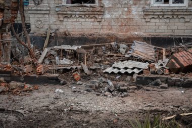 Mariupol, Ukrayna 24, 2022: yol, mahalle, evler, roket, yüksek lisans, yangın, bomba, imha, ateş,