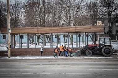 Dnipro, Ukrayna Mar 11, 2022: yol, mahalle, evler, araba, bomba, çatışma, metro, insanlar,