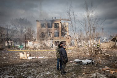 Dnipro, Ukrayna Mar 11, 2022: yol, mahalle, fabrika, roket, evler, araba, bomba, atış, metro, insanlar,