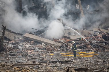 Dnipro, Ukrayna Mar 11, 2022: mahalle, fabrika, roket, evler, itfaiye, itfaiyeci, bomba, atış, metro, insanlar,