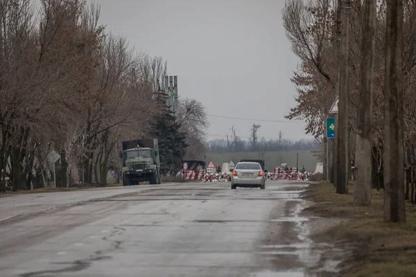 Mariupol, Ukraine Mar 24, 2022: road, blockpost, border, war, line, fighting, car, end, — Stock Photo, Image