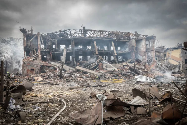 Dnipro, Ukrayna Mar 11, 2022: mahalle, fabrika, roket, evler, yangın, bomba, atış, metro, insanlar,