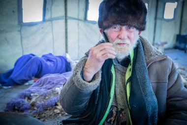 Dnipro, Ukrayna - 12 Mart 2022 Tren İstasyonu, adamım, bayır, yardım, mülteci, insani yardım, çadır, emekli, evsiz, tahliye