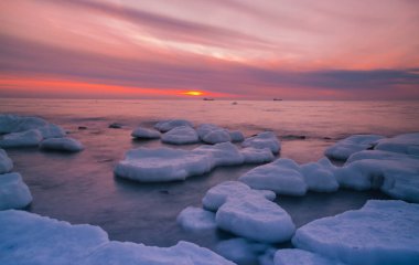 Deniz manzarası, kayalar, dalgalar ve rüzgar