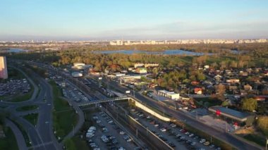 Sabah tramvay raylarında büyük bir kavşak ve yaya köprüsü ve göl manzarası.