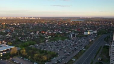 Dnieper nehrine ve sağ kıyıya bakan bir yerleşim bölgesinde açık araba parkı.