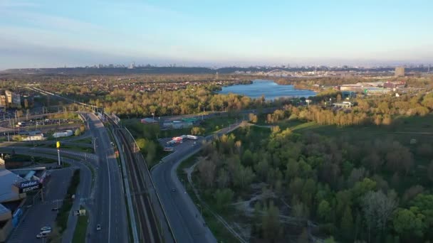 Большой перекресток с трамвайными линиями и видом на реку Днепр — стоковое видео