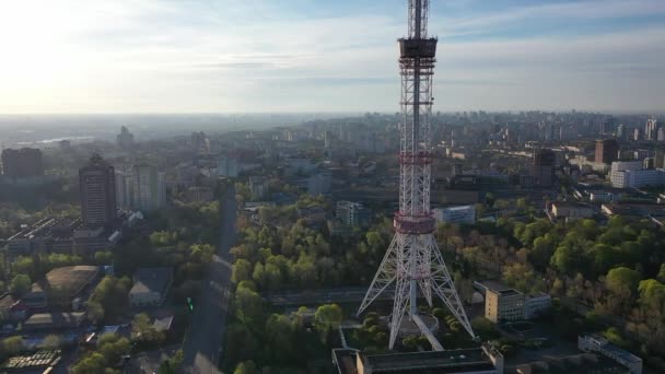Πετώντας την αυγή του ήλιου κοντά στον πύργο τηλεόρασης του Κιέβου — Αρχείο Βίντεο