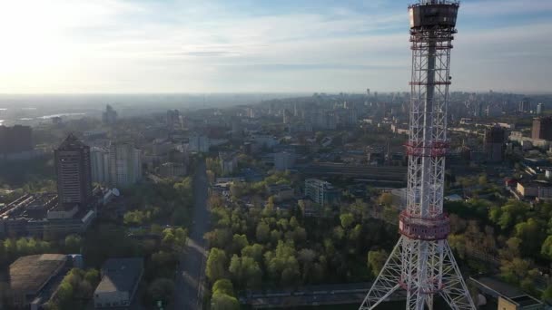 Der Fernsehturm versteckt sich rechts, wenn er mit einer Drohne fliegt — Stockvideo