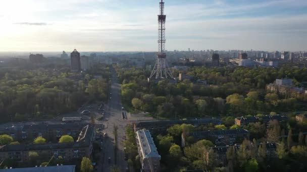 Stazione della metropolitana Dorogozhichi con vista sul parco e sulla torre TV — Video Stock