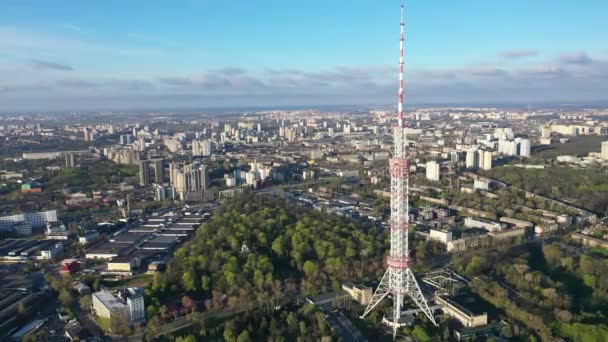 Дуже високі зйомки Києва з телевізійною вежею і краєвидом всього міста. — стокове відео