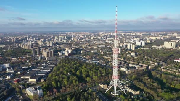 Ein schöner Rundblick auf die Stadt Kiew vom rechten Ufer und ein Höhenflug über den Fernsehturm — Stockvideo