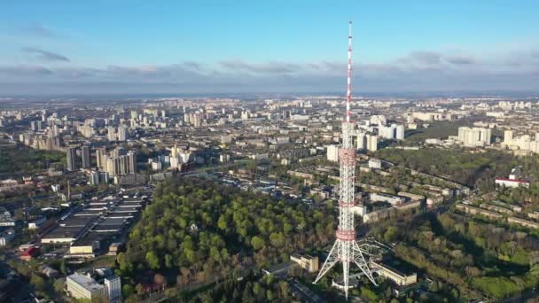 Πολύ ομαλή πτήση σε μεγάλο υψόμετρο πάνω από το Κίεβο με θέα τον πύργο της τηλεόρασης — Αρχείο Βίντεο