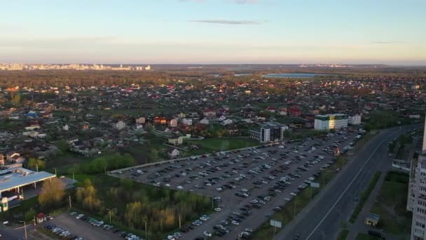 Aparcamiento al aire libre en una zona residencial con vistas al río Dnieper y la orilla derecha — Vídeos de Stock