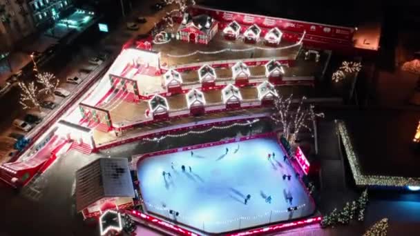 Winter Night Town Fair Skating Rink Which People Ride Shimmers — Stockvideo