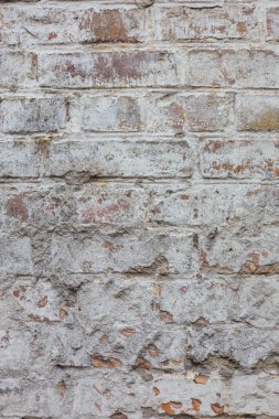 beyaz boya ile boyanmış eski tuğla duvar