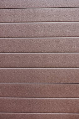 Otomatik garaj kapılarının dış kaplamaları kapanıyor.