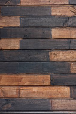 Tahta bloklar koyu renkli tuğlaları taklit ediyor.