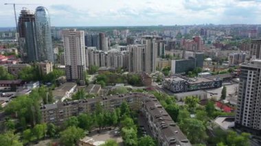 Eski ve yeni binalarla Kyiv 'in merkezinde pürüzsüz bir döngü