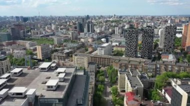 Kyiv 'in merkezi ve Aziz Nicholas Kilisesi manzaralı çok katlı bir binanın çatısından uçuyor.