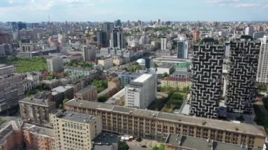 Olimpiyskaya metro istasyonunun yakınındaki Kyiv 'in merkezinde Tetris Salonu' nun yanındaki İHA 'ya yumuşak iniş