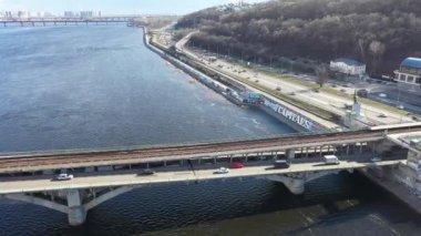 Metro tünelden Dnieper nehrinin üzerindeki metro köprüsüne doğru yavaşça yaklaşıyor.