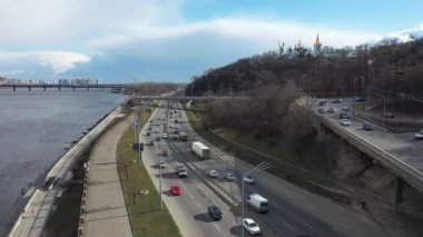 Kiev seti üzerinde park yolu ve Kiev Pechersk Lavra manzaralı yumuşak bir uçuş.