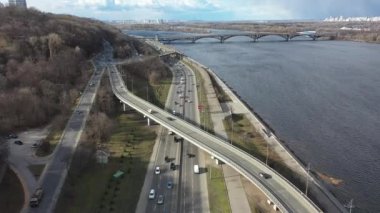 Kyiv kavşağının üzerinden metro köprüsünün manzarası ile geri uçuyor.