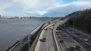 Trafik ve otoyol boyunca Kyiv 'deki bir parktan gelen trafiğin üzerinde uçuyor.