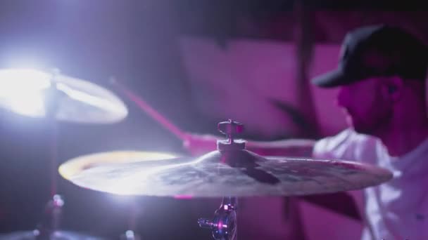 Artis pria memainkan drum kit. Pertunjukan malam di sebuah studio rekaman instrumen musik. Drummer mengetuk dan memukul kecelakaan simbal dan hi-hat — Stok Video