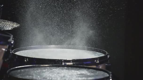 북을 치고 물을 튀기는 슈퍼 슬로우 모션 샷 1000 fps 에서. — 비디오
