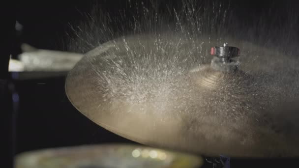 El baterista golpea el platillo de tambor húmedo con su baqueta y el agua salpica en cámara lenta. En el estudio de grabación de instrumentos musicales — Vídeo de stock