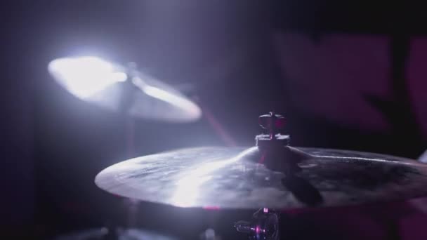Αρσενικός καλλιτέχνης παίζει drum kit. Νυχτερινή εκπομπή σε στούντιο ηχογράφησης μουσικών οργάνων. Ο ντράμερ χτυπά και χτυπά το κύμβαλο και hi-hat — Αρχείο Βίντεο