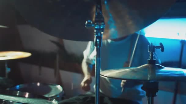 Pria Artis hits drum kit, snare drum dan kecelakaan. Pertunjukan malam di sebuah studio rekaman instrumen musik. Pesta musik. Gerakan lambat — Stok Video