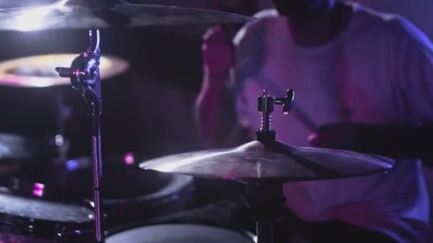 Artis pria memukul snare drum, drum kit. Pertunjukan malam di sebuah studio rekaman instrumen musik. Drummer mengetuk kecelakaan simbal dan hi-hat — Stok Video