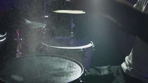 Der Schlagzeuger schlägt mit seinem Schlagstock auf das nasse Trommelbecken und das Wasser plätschert in Zeitlupe. Im Tonstudio für Musikinstrumente — Stockvideo