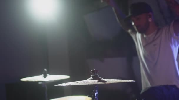The drummer hits the wet drum cymbal with his drumstick and the water splashes in slow motion. In the recording studio of musical instruments — Stock Video