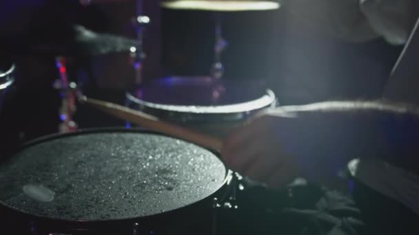 O baterista bate no tambor molhado címbalo com sua baqueta e a água espirra em câmera lenta. No estúdio de gravação de instrumentos musicais — Vídeo de Stock