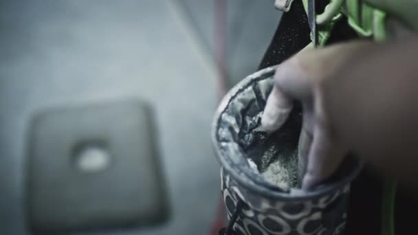 Nahaufnahme Sportliche Bergsteigerin verwendet Magnesium in einer Stofftasche, taucht Hand und Handfläche in Puder. Klettern in der Turnhalle — Stockvideo