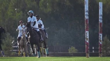 UFA RUSSIA - 05.09.2021: Polo oyunu, yavaş çekim. İki oyuncu takımı yeşil çimen stadyumunda ata biniyor. Topa vurdular..